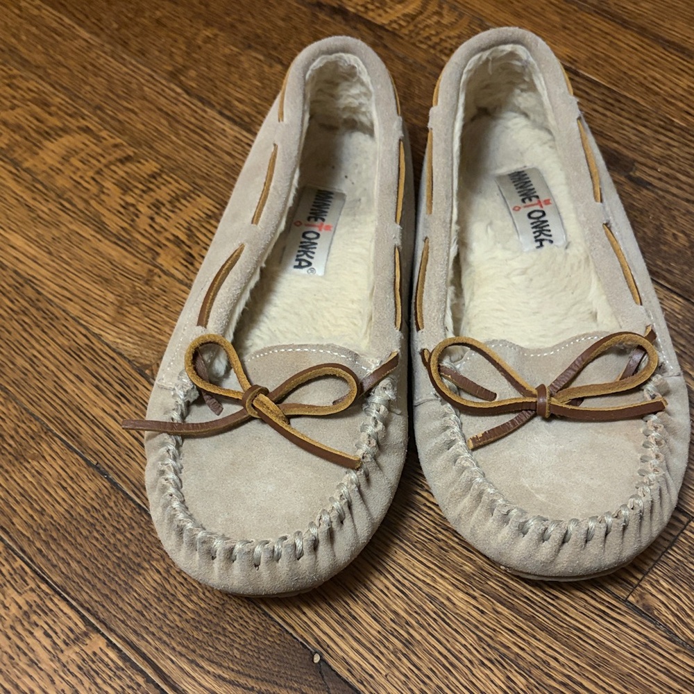 Minnetonka Light Tan Suede Moccasins with Bow